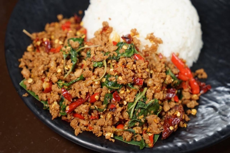 ผัดกะเพราหมูสับ ใบกะเพรากรอบ พริกสด